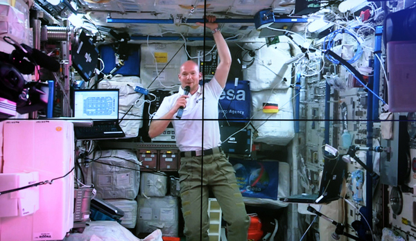 Der deutsche Astronaut Alexander Gerst bei seiner ersten Pressekonferenz aus dem All