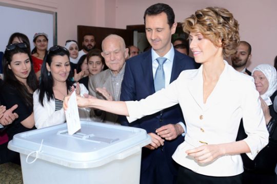 Syriens Präsident Baschar al-Assad und seine Frau Asma bei der Stimmabgabe in Damaskus
