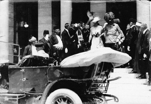 Minuten vor dem Attentat: Erzherzog Franz Ferdinand und Gattin Sophia verlassen die Sarajevo City Hall