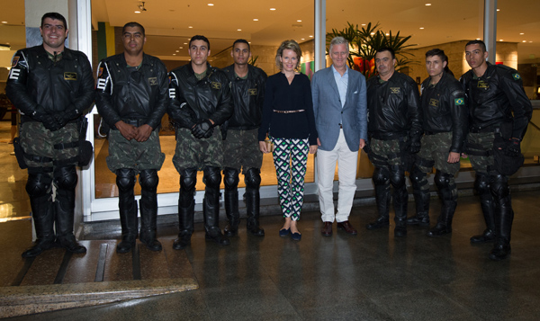 Königin Mathilde und König Philippe (M.) mit brasilianischen Polizisten in Rio de Janeiro