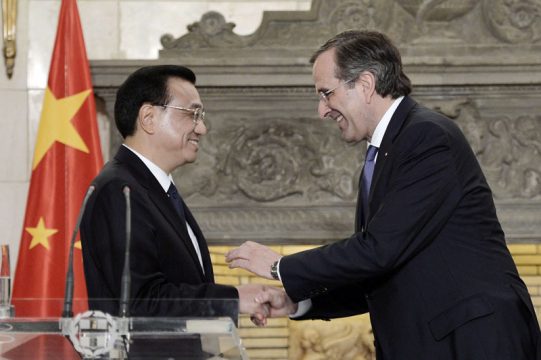 Der chinesische Premierminister Li Keqiang sagt seinem griechischer Amtskollege Antonis Samaras weitgehende Investitionen zu.