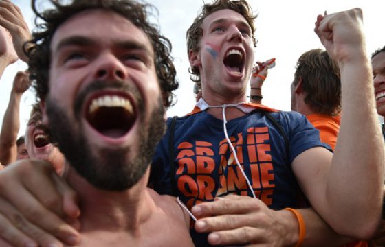 Oranje-Fans feiern auf der Copacabana