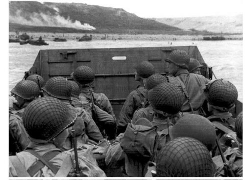 US-Truppen der ersten und 29. Infanteriedivisionen bereiten sich auf die Landung auf Omaha Beach am 6.6.1944 vor