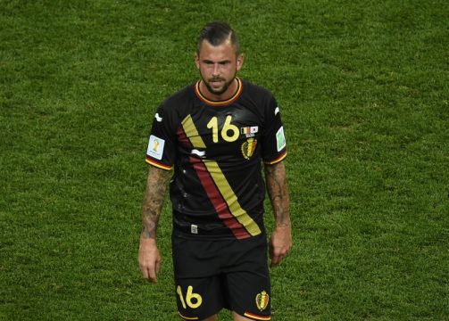 Steven Defour muss nach einem Foul vom Platz