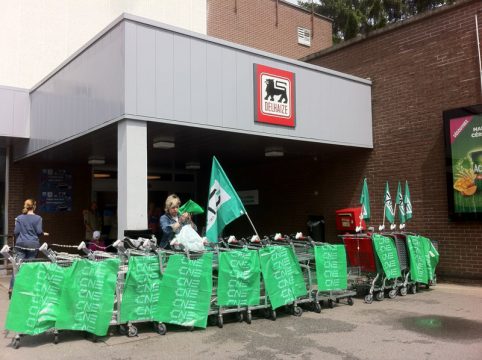 Mitarbeiter und Gewerkschafter streiken vor dem Eupener Delhaize