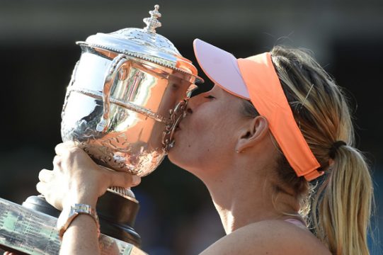 Sieg bei Roland Garros: Maria Scharapowa mit der Coupe Suzanne-Lenglen