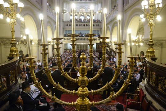 Gedenkfeier für die Opfer des Attentats auf das jüdische Museum in der großen Synagoge von Brüssel