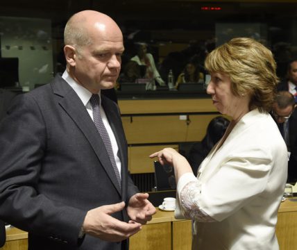 Der britische Außenminister William Hague und die EU-Außenbeauftragte Catherine Ashton in Luxemburg