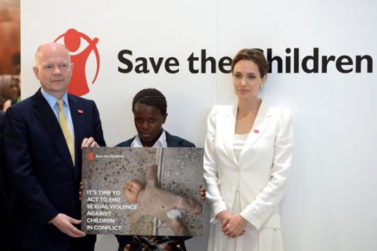 William Hague, der 19-jährige Faida Kasilembo und Angelina Jolie in London