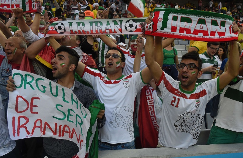 Iran Fans freuen sich über den Punkt