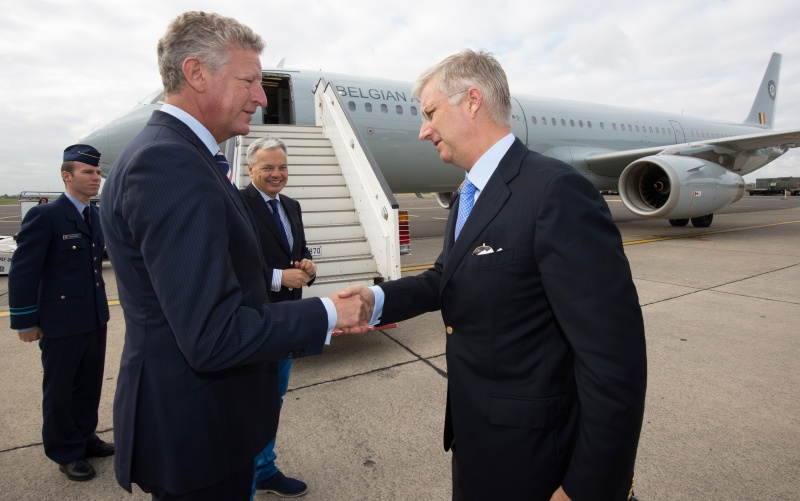 König Philippe mit Verteidigungsminister de Crem vor Abflug nach Brasilien