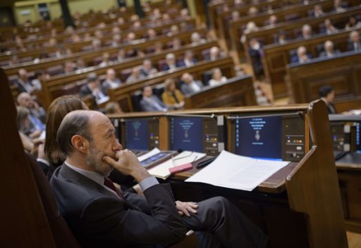 Der sozialistische Oppositionsführer Alfredo Pérez Rubalcaba (vorne) im Parlament in Madrid