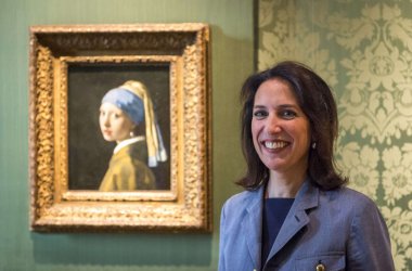 Museumsdirektorin Emilie Gordenker vor dem "Mädchen mit dem Perlenohrring"