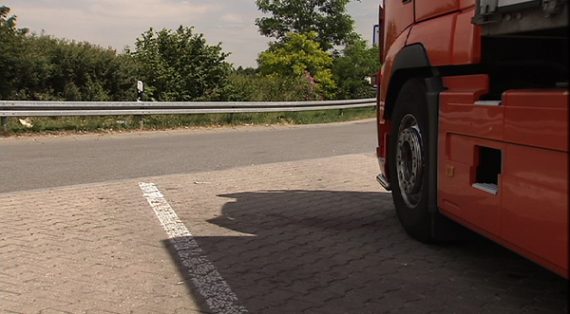 Auf dem Autobahnrastplatz Ruhrscholle kurz vor Düren hat ein Mann einen estnischen LKW-Fahrer mit Messerstichen verletzt, nachdem er zwei weitere Personen angegriffen hat