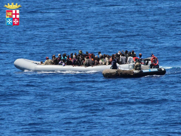 Bootsflüchtlinge vor der Küste Italiens (Bild vom 6.6.)