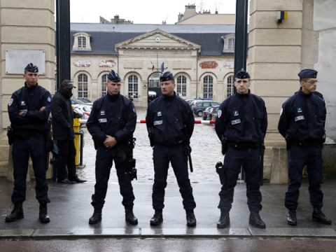Polizisten bewachen das Gerichtsgebäude, in dem der Fall Nemmouche verhandelt wird