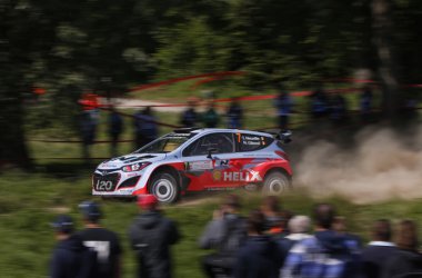 Thierry Neuville fährt bei der Rallye Polen auf Rang drei