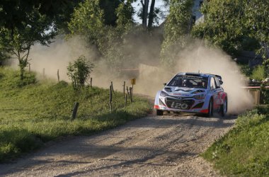 Thierry Neuville fährt bei der Rallye Polen auf Rang drei