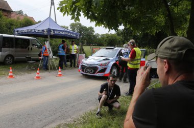 Thierry Neuville fährt bei der Rallye Polen auf Rang drei