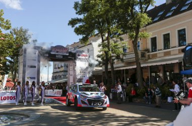 Thierry Neuville fährt bei der Rallye Polen auf Rang drei