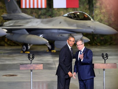 US-Präsident Barack Obama mit seinem polnischen Amtskollegen Bronislaw Komorowski auf dem Flughafen Chopin in Warschau