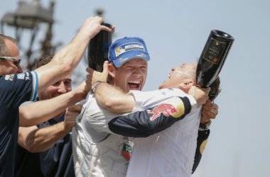 Ogier feiert seinen 20.WM-Sieg mit Volkswagen-Teamchef Jost Capito