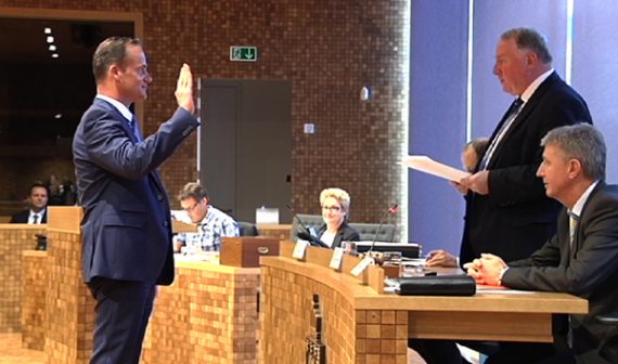 Oliver Paasch leistet den Amtseid