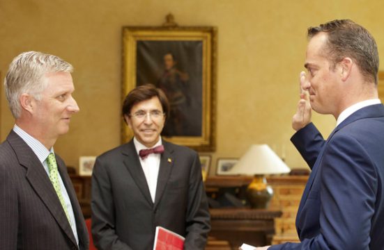 Oliver Paasch legt vor König Philippe und Premierminister Elio Di Rupo den Eid auf die Verfassung ab