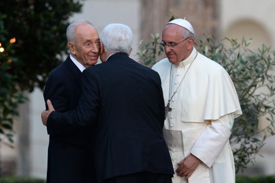 Papst Franziskus mit Israels Staatschef Schimon Peres und Palästinenserpräsident Mahmud Abbas