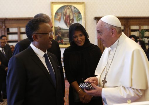 Papst Franziskus mit Madagaskars Präsident Hery Rajaonarimampianina