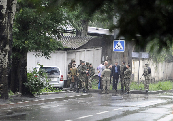 Prorussische Kämpfer in der Großstadt Donezk