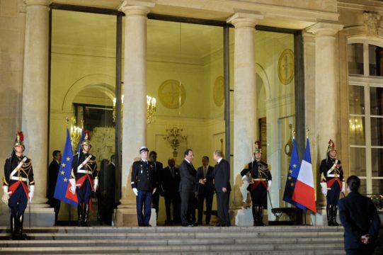 François Hollande und Wladimir Putin schütteln sich die Hände beim Verlassen des Élysée-Palastes in Paris