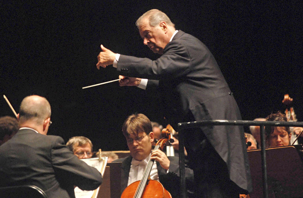 Der spanische Dirigent Rafael Frühbeck de Burgos mit den Dresdner Philharmonikern am 9.8.2008