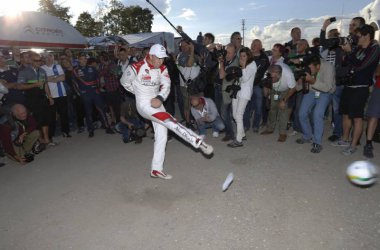 Auch die Stars der Rallye-WM sind im Fußballfieber