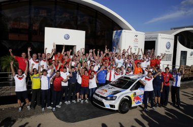 Auch die Stars der Rallye-WM sind im Fußballfieber - das Volkswagen-Team in allen Nationaltrikots