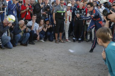 Auch die Stars der Rallye-WM sind im Fußballfieber