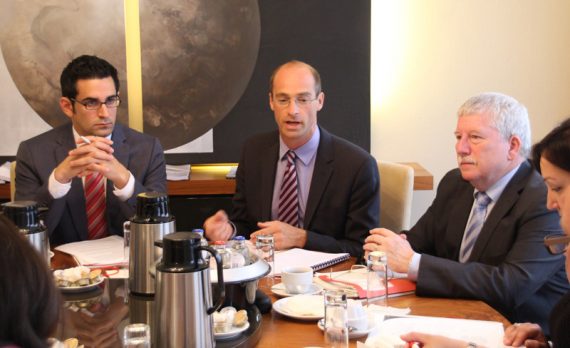 DG wird zuständig für die Familienzulage: Familienminister Antonios Antoniadis, Michael Fryns vom Ministerium und Robert Hagen