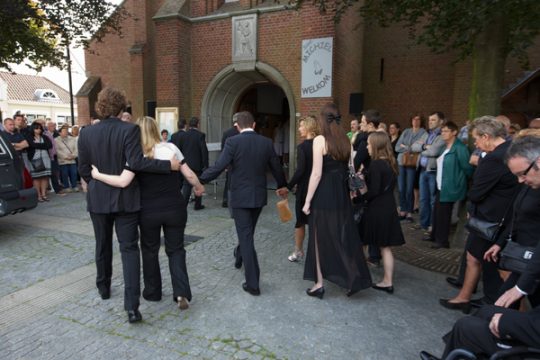 Familie von Mikey vor der Kirche von Sint-Michiels