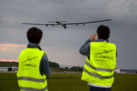 Sonnenenergie-Flieger «Solar Impulse 2» zu Jungfernflug gestartet