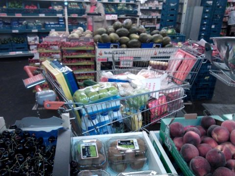 Im Colruyt mussten die Kunden ihre gefüllten Einkaufswagen stehen lassen