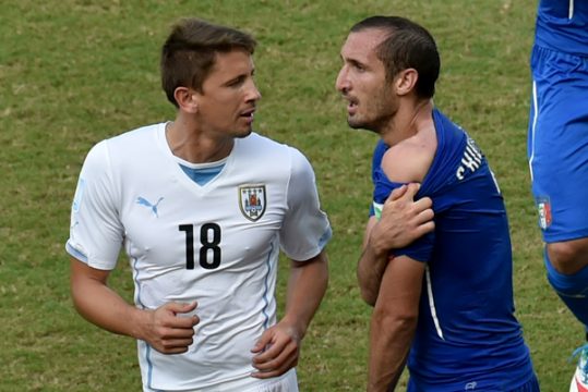 Giorgio Chiellini zeigt Gaston Ramirez den Biss