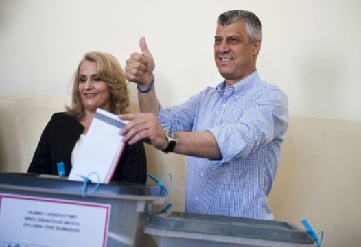 Kosovos Ministerpräsident Hashim Thaci bei der Parlamentswahl
