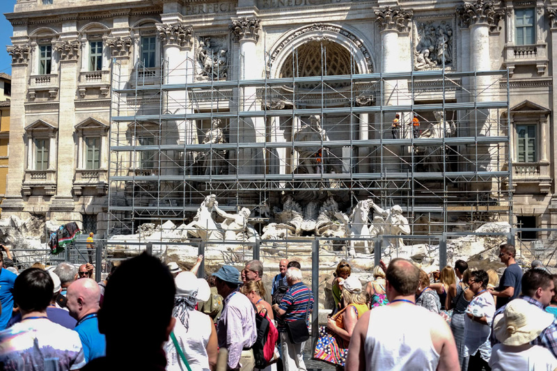 Roms beliebter Trevi-Brunnen wird aufgemöbelt - Touristen sehen zu
