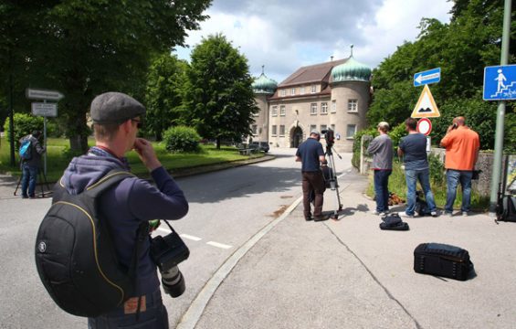 Journalisten warten vor der Justizvollzugsanstalt Landsberg am Lech auf Uli Hoeneß