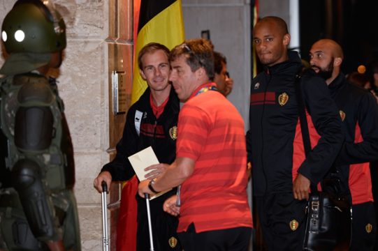 Kann Vincent Kompany (2.r) am Sonntag antreten?