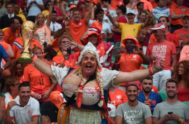 Niederlande schlagen Spanien 5:1 - die Oranje-Fans feiern