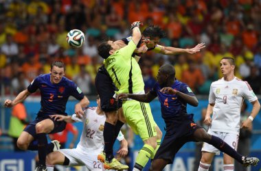 Niederlande schlagen Spanien - zweiter Treffer von Van Persie