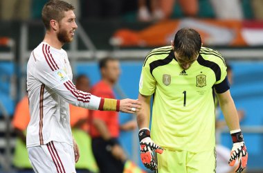 Niederlande schlagen Spanien 5:1 - Sergio Ramos versucht, Iker Casillas zu trösten