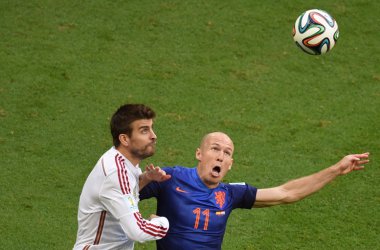 Niederlande vs Spanien - Gerard Pique und Arjen Robben