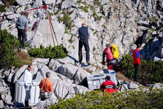 Rettungskräfte vor der Riesending-Schachthöhle warten auf die Bergung von Johann Westhauser